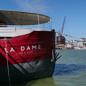 Poupe d'un bateau rouge et gris appelée La Dame dans un port - France  - collection de photos clin d'oeil, catégorie paysages